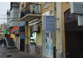 Теперь в одном стиле: в Голосеевском районе от рекламы почистили еще одну улицу