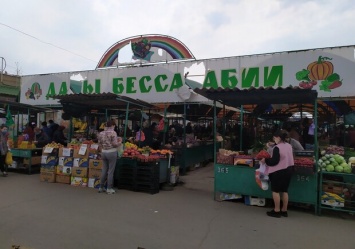 Веселье несмотря на пандемию: на рынке Одесской области сыграли веселую свадьбу