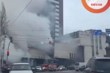 Крупный пожар в Киеве: горит гостиница - СМИ (ВИДЕО)