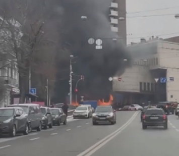 В Киеве сгорело здание: пожарные узнали об этом только из соцсетей