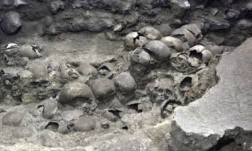 В Мексике раскопали новые части ацтекской башни из черепов