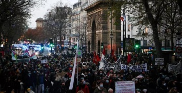 На протестах в Париже против закона о глобальной безопасности задержали свыше 100 человек