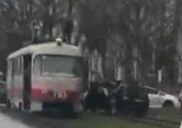 Жесть: на Шевченковском трамвай протаранил легковушку (видео)