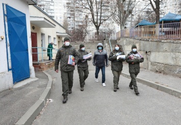 В Харькове офицеры Нацгвардии привезли подарки обездоленным детям (фото)