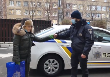 С ветерком и сиренами: киевские полицейские оригинально поздравили мальчика с днем рождения
