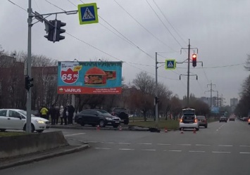Авто отбросило на тротуар: в аварии на проспекте Поля пострадал пешеход (видео момента ДТП)