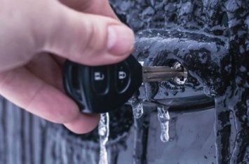 Как открыть машину, если примерзли двери или замерзли замки