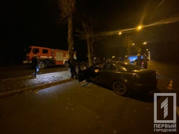 В Кривом Роге Mazda врезалась в дерево, пассажир погиб на месте