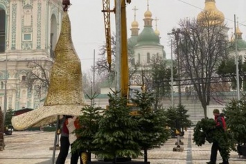 В Офисе Зеленского уверяют, что шляпа на главной елке в Киеве - это инновация