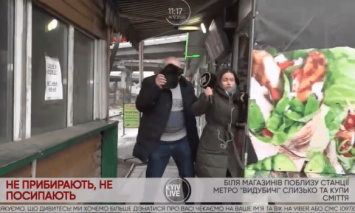 В Киеве мужчина напал на журналистку во время прямого эфира и сам упал в лужу