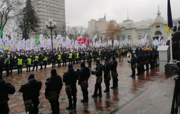 В Киеве протестующие двигаются на Майдан