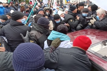 Взрывают гранаты, приехало много "скорых": новые детали массовых стычек на Майдане