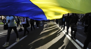Волонтерам и армии украинцы дорверяют практически одинаково