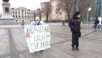 В Харькове на одиночный пикет вышла медсестра