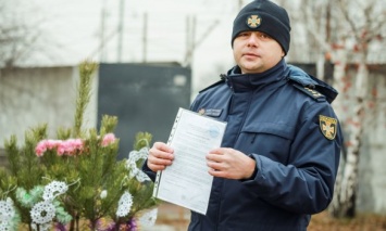 Спасатели из ГоСЧС напомнили правила безопасной установки новогодней елки