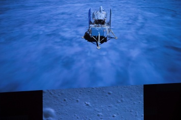 Китайская станция "Чанъэ-5" доставила лунный грунт на Землю