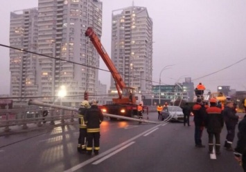 Поторопились построить: инженер объяснил, почему фонари на Шулявском мосту упали