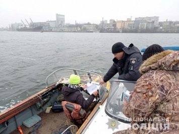 В Херсоне водные полицейские задержали 10 нарушителей запрета прекращения навигации лодок