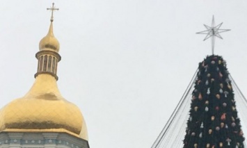 В Киеве на главную елку страны вместо "колдовской" шляпы установили рождественскую звезду