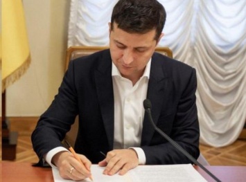 Зеленский подписал закон о соцзащите некоторых категорий населения на период карантина
