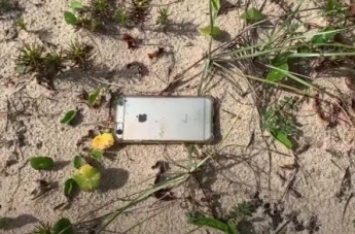 Мужчина уронил телефон с самолета и нашел его невредимым - теперь у него есть очень эффектное видео