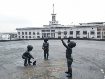 На Почтовой площади в Киеве одели малышей-основателей: какие у них наряды, ФОТО