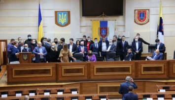 ОПЗЖ заблокировала сессию одесского облсовета, депутаты голосуют поднятием карточек