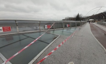 В Киеве на "мосту Кличко" опять треснуло стекло (фото)