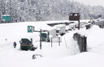 В Японии из-за снегопада тысячи авто оказались в ловушке, а у берегов Хонсю произошло еще и землетрясение