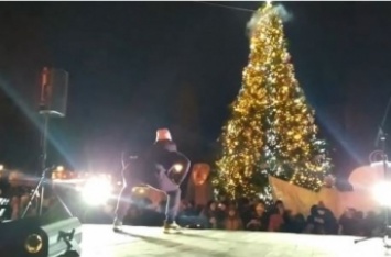 На популярном украинском курорте пытались зажечь елку и каждый раз из нее валил дым: фото и видео