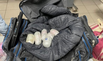 Украинец пытался вывезти шесть пакетов с наркотиками в РФ