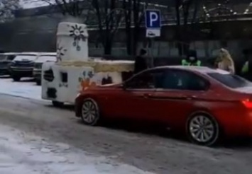 Емеля доездился: в Москве произошло забавное ДТП с печкой, видео