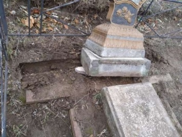 В Запорожской области вандалы повредили памятники на кладбище (фото)