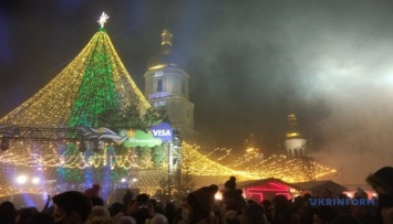 В Киеве зажгли огни на главной елке Украины