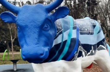 В Мариуполе местных жителей взбудоражил "неприличный" бык на детской площадке