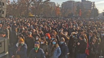 В Ереване поминают погибших и требуют отставки премьер-министра