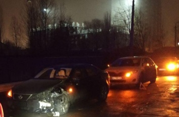 В Киеве Audi и Lexus не поделили пустую дорогу, видео