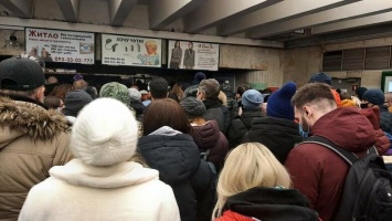 В Киеве закрывали две станции метро, из-за толкучек после открытия новогодней елки, ФОТО
