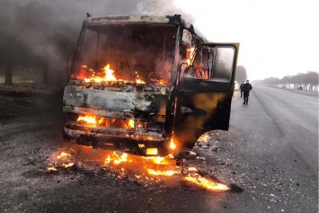 На трассе под Днепром сгорел автобус, пассажиры едва успели выскочить