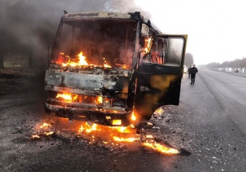 Жесть: на трассе Днепр-Кривой Рог загорелся автобус с людьми