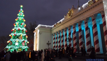 Оркестр и новогодний шансон: в Одессе «зажгли» главную елку