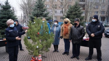 Запорожские спасатели учили журналистов правильно зажигать елки