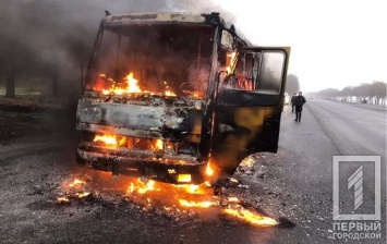 На трассе Днепр - Кривой Рог сгорел дотла пассажирский автобус: фото