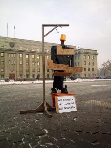 В Иркутске предприниматели установили виселицу у здания правительства