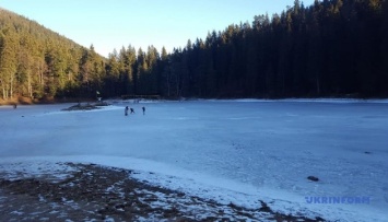 На Закарпатье замерзло озеро Синевир