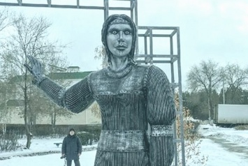 Страшно красивый мем: в России демонтируют пугающую скульптуру Аленке, которую установили три дня назад. ФОТО