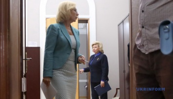 Денисова обратилась к Москальковой - хочет посетить украинских политзаключенных