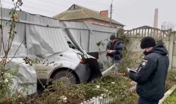 Очередное пьяное ДТП: под Киевом водитель на «бусе» снес забор частного дома, видео