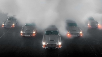 Пять автомобилей Aston Martin DB5 из фильма о Бонде стреляют из поддельных пулеметов (ВИДЕО)