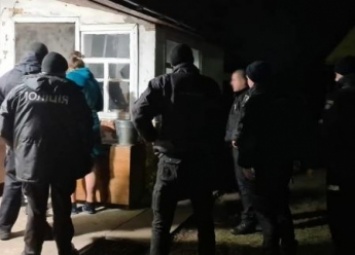 Под Киевом вооруженный мужчина ворвался в чужой дом и пытался убить всю семью: фото